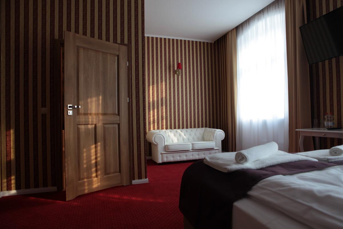 Hotel Court Park Nysa Exteriör bild