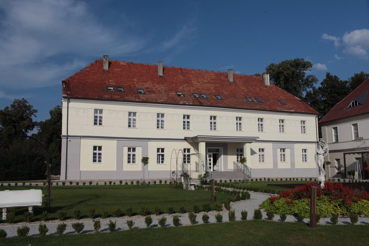 Hotel Court Park Nysa Exteriör bild